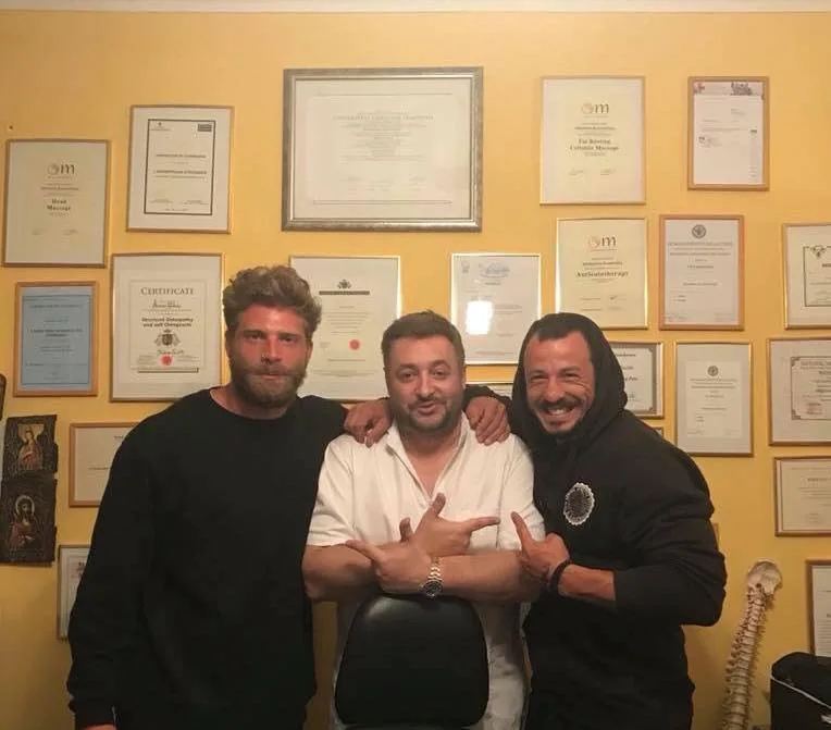 Ο Αθανάσιος Κωταντούλας στο κέντρο αποσυμπίεσης, μπροστά στον τοίχο με τις πιστοποιήσεις του
