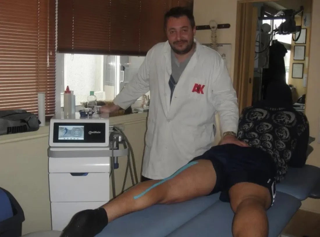 Ο Αθανάσιος Κωταντούλας κατά τη διάρκεια θεραπείας με κρουστικά κύματα